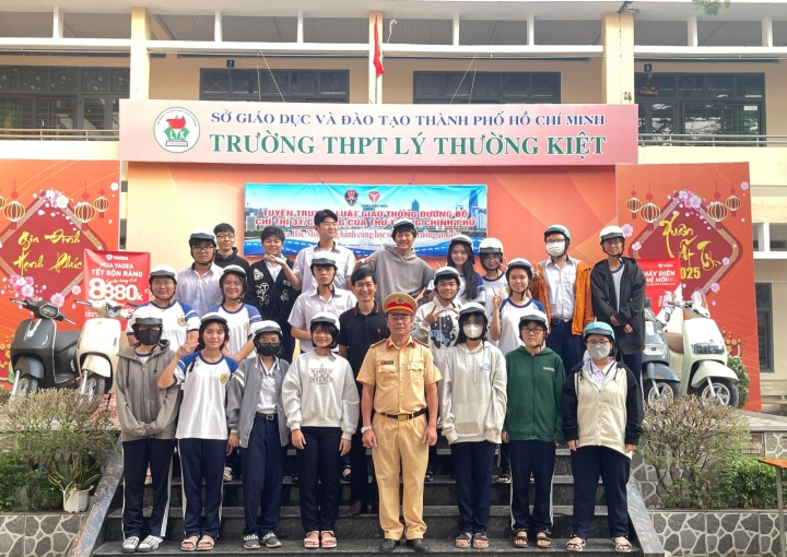 Tuyên truyền luật trận tự, an toàn giao thông cho các em học sinh